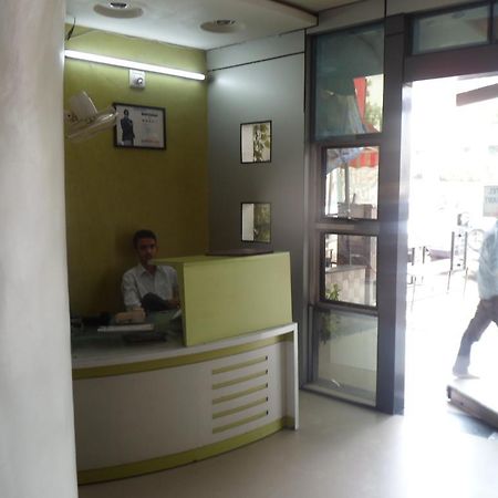 Hotel Atithi Ahmedabad Bagian luar foto