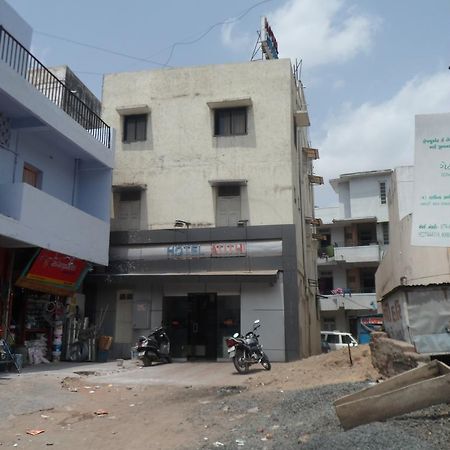 Hotel Atithi Ahmedabad Bagian luar foto