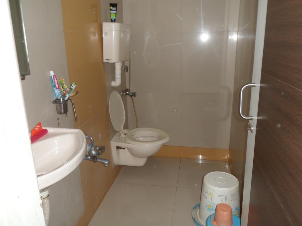 Hotel Atithi Ahmedabad Bagian luar foto