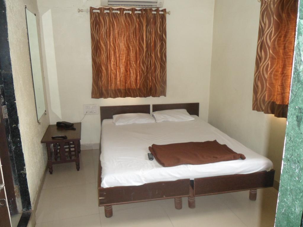 Hotel Atithi Ahmedabad Bagian luar foto