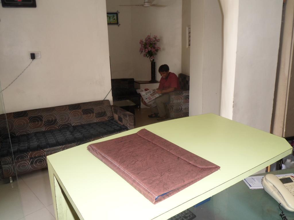 Hotel Atithi Ahmedabad Bagian luar foto