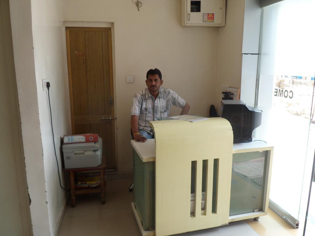 Hotel Atithi Ahmedabad Bagian luar foto