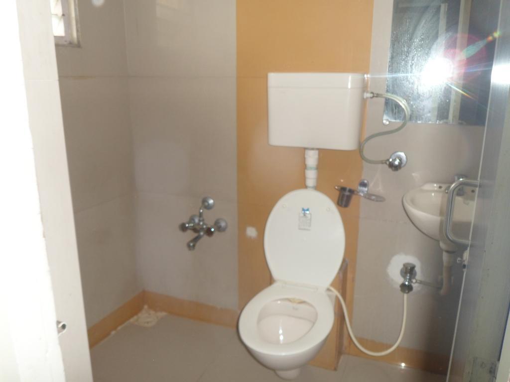 Hotel Atithi Ahmedabad Bagian luar foto