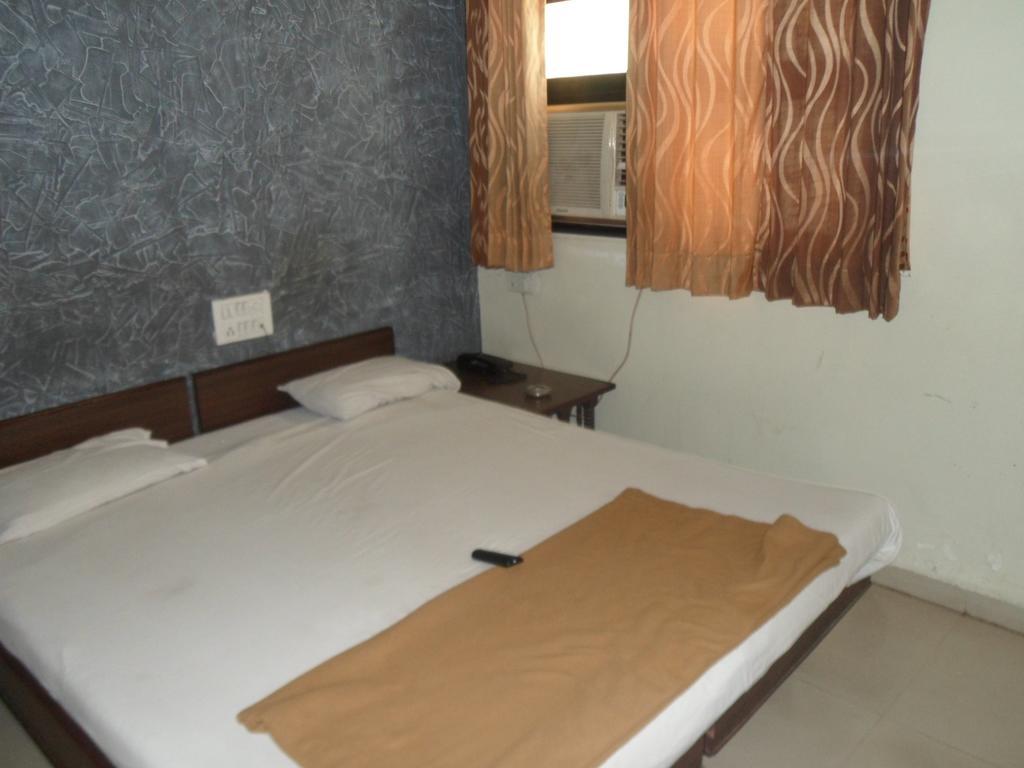 Hotel Atithi Ahmedabad Bagian luar foto