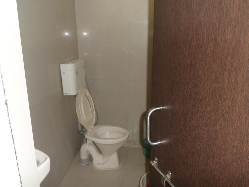 Hotel Atithi Ahmedabad Bagian luar foto