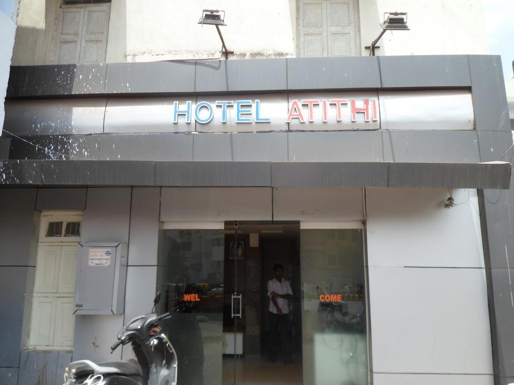 Hotel Atithi Ahmedabad Bagian luar foto