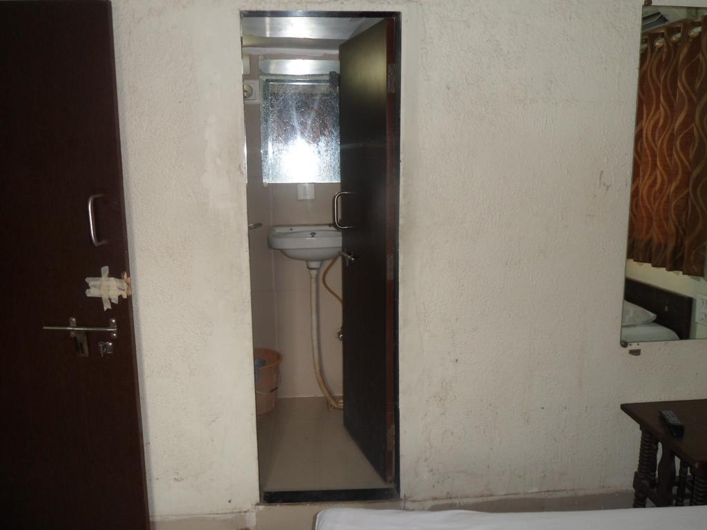 Hotel Atithi Ahmedabad Bagian luar foto