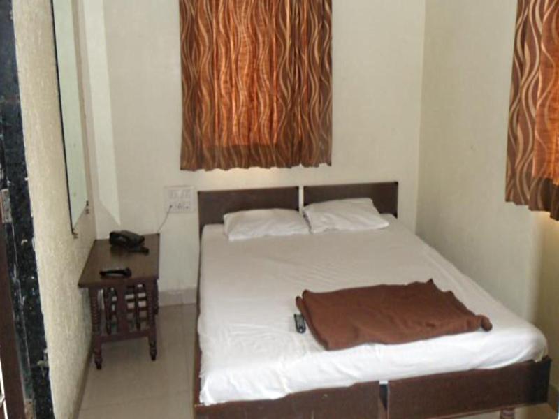 Hotel Atithi Ahmedabad Bagian luar foto