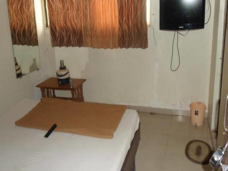 Hotel Atithi Ahmedabad Bagian luar foto