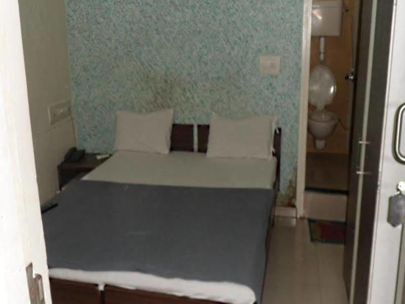 Hotel Atithi Ahmedabad Bagian luar foto
